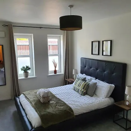 Apartment Spacious, Bright Flat Near Town Centre, Parking *