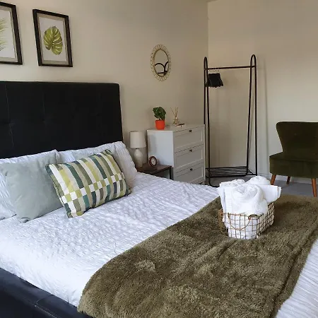 Apartment Spacious, Bright Flat Near Town Centre, Parking