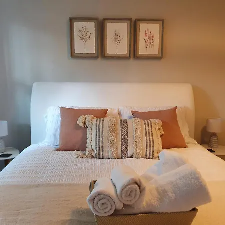 Spacious, Bright Flat Near Town Centre, Parking Apartamento