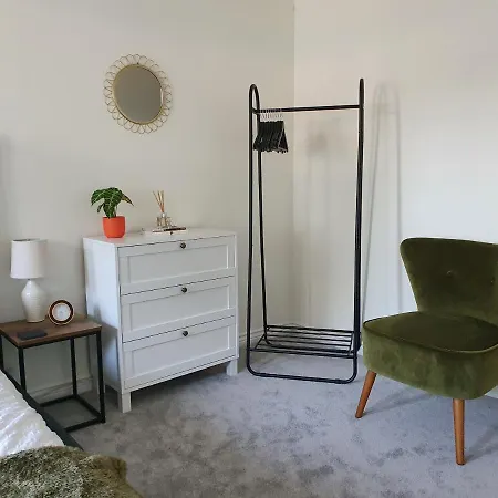 Spacious, Bright Flat Near Town Centre, Parking Apartment *