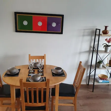 Spacious, Bright Flat Near Town Centre, Parking