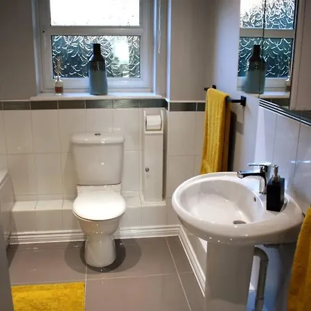 Spacious, Bright Flat Near Town Centre, Parking *