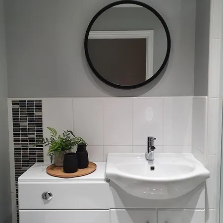 Spacious, Bright Flat Near Town Centre, Parking